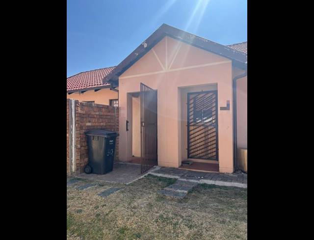 2 BEDROOM TOWNHOUSE FOR SALE IN MEREDALE